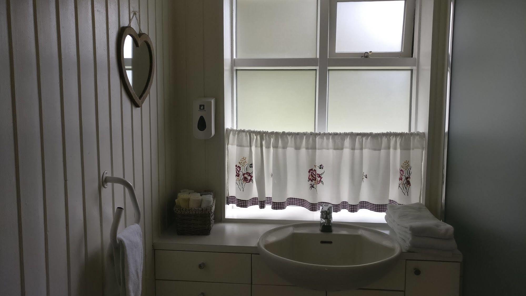 איילססטאד'יר Birta Guesthouse מראה חיצוני תמונה